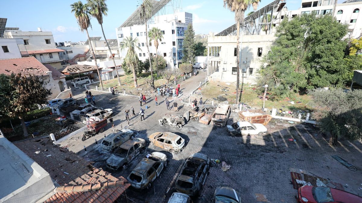 Budovy stojí, kráter chybí. Snímky exploze u nemocnice ukazují na střelu Islámského džihádu